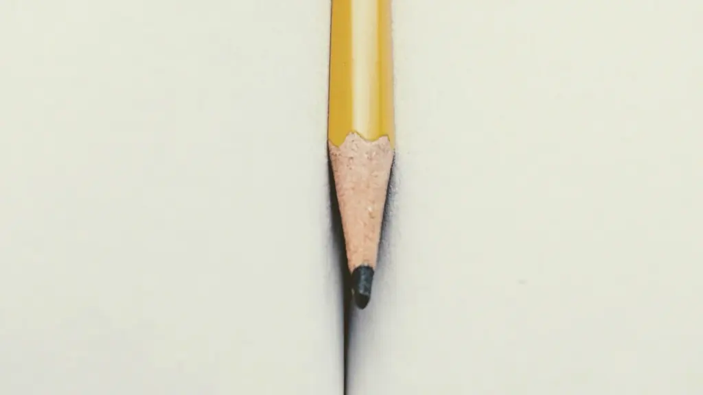 Un crayon jaune bien taillé posé entre les pages d'un livre ouvert.