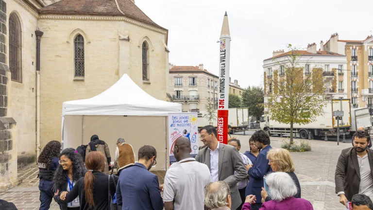 À Vitry, un missile-crayon pour défendre les écoles