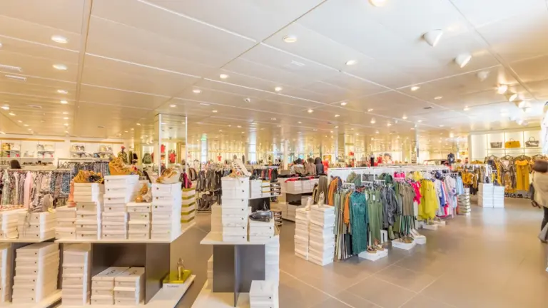 Vue intérieure d'un magasin de prêt-à-porter lumineux et accueillant, prêt pour le commerce.