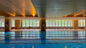 Vue d'ensemble du bassin moderne de la nouvelle piscine municipale de Drancy