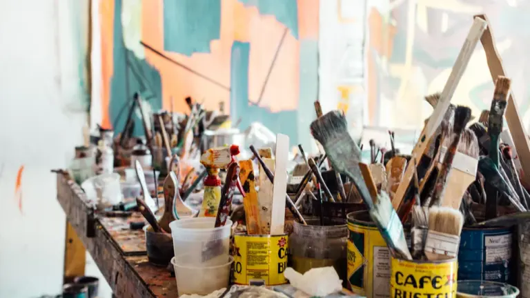 Un atelier d'artiste avec des pinceaux et des pots de peinture colorés
