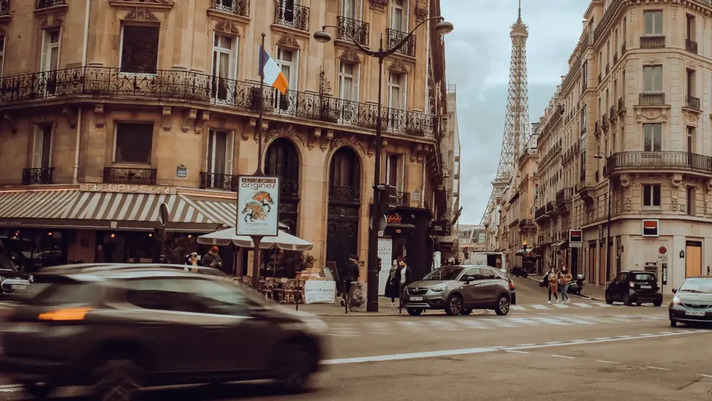 Vue emblématique des rues de Paris avec la tour Eiffel au loin