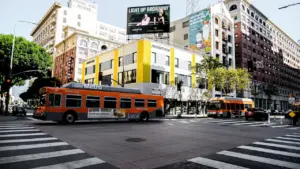 Un autobus urbain circulant en ville, symbole de la mobilité pour les seniors.