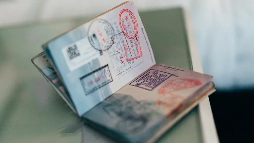 Un passeport ouvert rempli de tampons officiels symbolisant l'engagement et le volontariat.