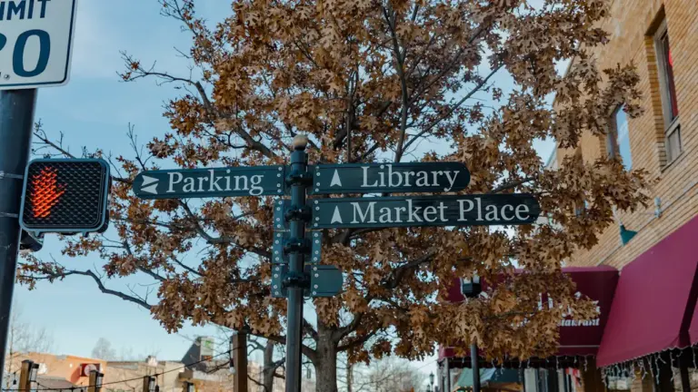 Panneau de signalisation urbaine indiquant la direction de la bibliothèque municipale.